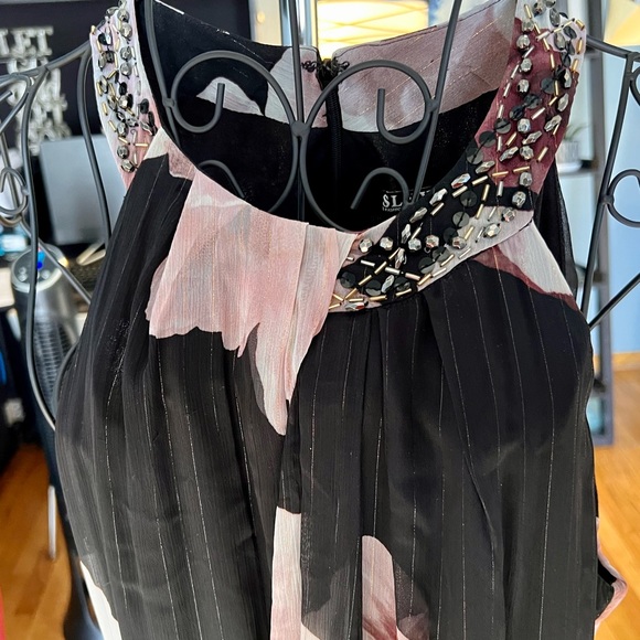 Flowing gown, lightweight with tags never worn - Picture 3 of 5